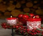 Noel mumlar yaktı ve kırmızı meyveler ile dekore